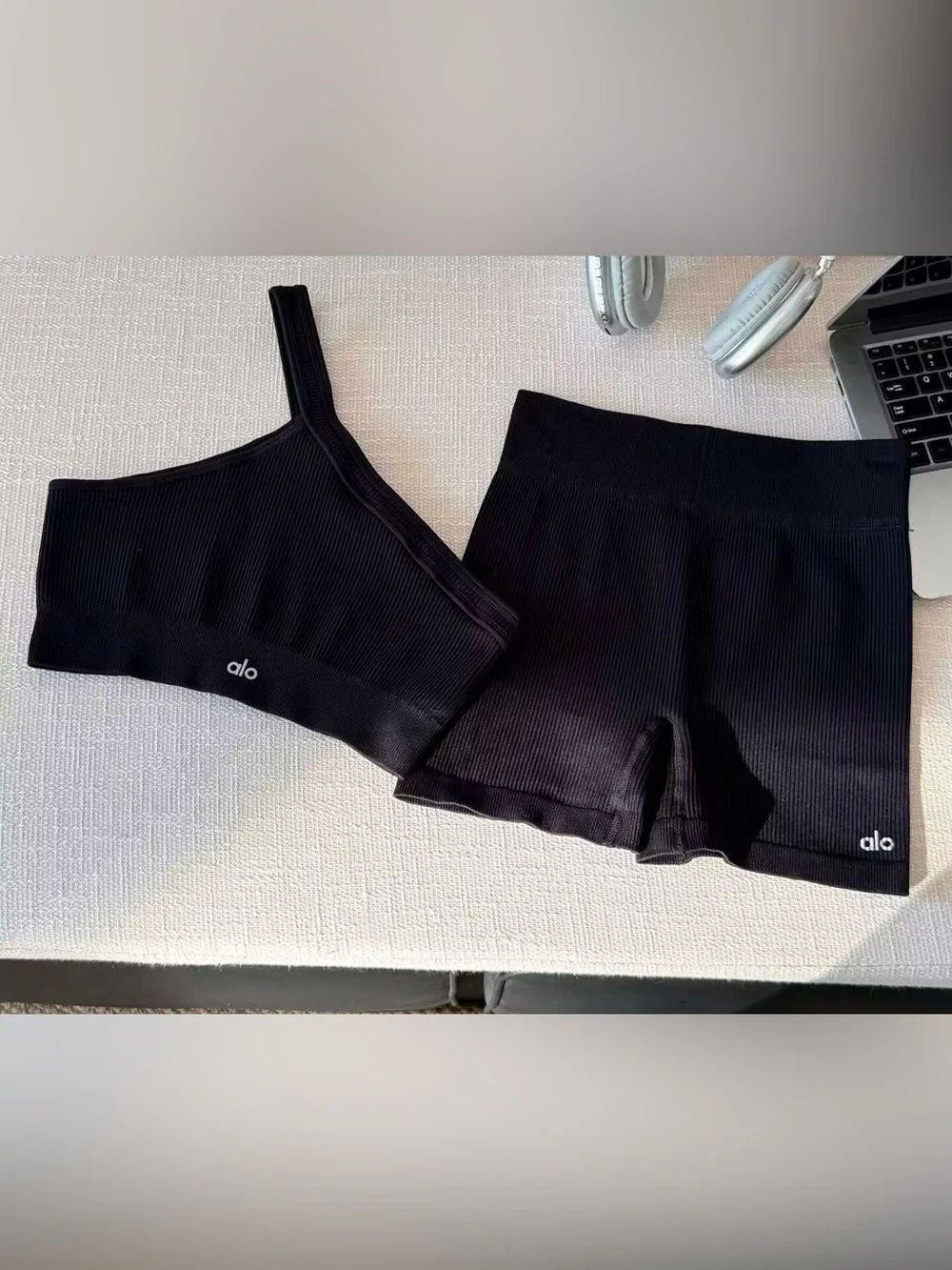 ALO Yoga ribbed Bra And shorts Set .